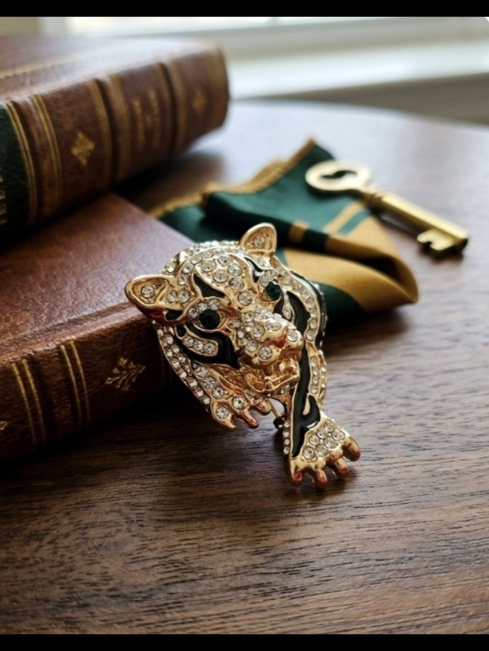 An elegant leopard-head brooch featuring sparkling crystals